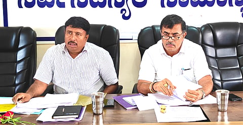 ನೆಲಮಂಗಲ ನಗರಸಭೆಯಲ್ಲಿ ಹಮ್ಮಿಕೊಂಡಿದ್ದ ಸರ್ವಸದಸ್ಯರ ಸಭೆಯಲ್ಲಿ ಅಧ್ಯಕ್ಷ ಎನ್​.ಗಣೇಶ್​, ಪೌರಾಯುಕ್ತ ಗಂಗಾಧರ್​ ಇದ್ದರು. 
