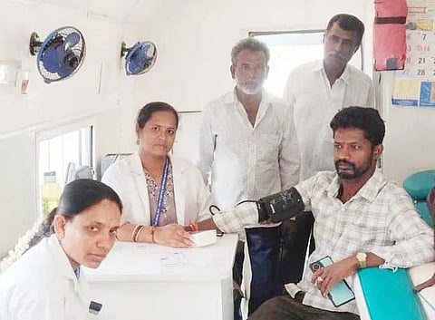 ಪಾತಪಾಳ್ಯದಲ್ಲಿ ಕಾರ್ಮಿಕ ಇಲಾಖೆಯಿಂದ ಹಮ್ಮಿಕೊಂಡಿದ್ದ ಉಚಿತ ಆರೋಗ್ಯ ಶಿಬಿರದಲ್ಲಿ ವೈದ್ಯಾಧಿಕಾರಿ ಡಾ. ಶಿರೀಶ್​ ಆರೋಗ್ಯ ತಪಾಸಣೆ ಮಾಡಿದರು.