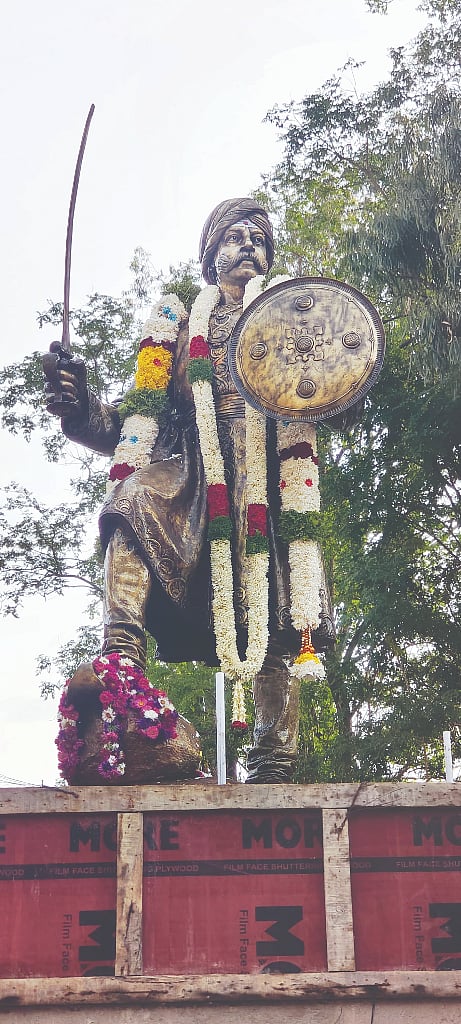 ಹೈಕೋರ್ಟ್​ ಆದೇಶದಂತೆ ಕೆಂಪೇಗೌಡ ಪ್ರತಿಮೆ ಸ್ಥಾಪನೆ.