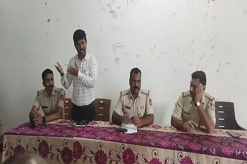 ರಿಪ್ಪನ್‌ಪೇಟೆಯಲ್ಲಿ ಸಂಚಾರ ವ್ಯವಸ್ಥೆ ಸುಧಾರಣೆಗಾಗಿ ಸಾರ್ವಜನಿಕರೊಂದಿಗೆ ಆಯೋಜಿಸಿದ್ದ ಸಭೆಯಲ್ಲಿ ಪಿಡಬ್ಲುೃಡಿ ಎಇಇ ಸುನೀಲ್‌ಕುಮಾರ್ ಮಾತನಾಡಿದರು. ಗೌಡಪ್ಪ ಗೌಡರ್, ರಾಜು ರೆಡ್ಡಿ, ಶ್ರೀಕಾಂತ್ ಇದ್ದರು.