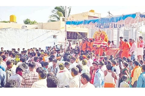 ಹುಣಸಿಹಾಳದಲ್ಲಿ ಜರುಗಿದ ಗ್ರಾಮದೇವತೆ ದ್ಯಾಮಾಂಬಿಕಾ ದೇವಿ ಜಾತ್ರೆಗೆ ಅಪಾರ ಭಕ್ತರು ಸಾಕ್ಷಿಯಾದರು.