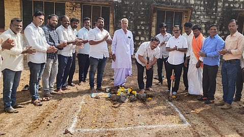 ಯಲಬುರ್ಗಾ ತೋಟಗಾರಿಕೆ ಕಚೇರಿಯ ನೂತನ ಕಟ್ಟಡ ನಿರ್ಮಾಣ ಕಾಮಗಾರಿಗೆ ಗ್ಯಾರಂಟಿ ಅನುಷ್ಠಾನ ಸಮಿತಿ ತಾಲೂಕು ಅಧ್ಯಕ್ಷ ಸುಧೀರ್ ಕೊರ್ಲಳ್ಳಿ ಭೂಮಿಪೂಜೆ ನೆರವೇರಿಸಿದರು. ಬ್ಲಾಕ್ ಕಾಂಗ್ರೆಸ್ ಅಧ್ಯಕ್ಷ ಕೆರಿಬಸಪ್ಪ ನಿಡಗುಂದಿ, ಜಿಲ್ಲಾ ಗ್ಯಾರಂಟಿ ಸಮಿತಿ ಸದಸ್ಯ ಮಲ್ಲಿಕಾರ್ಜುನ ಜಕ್ಕಲಿ, ತೋಟಗಾರಿಕೆ ಇಲಾಖೆ ಸಹಾಯಕ ನಿರ್ದೇಶಕ ನಿಂಗನಗೌಡ ಪಾಟೀಲ್ ಇತರರಿದ್ದರು.