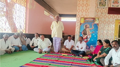 ಯಲಬುರ್ಗಾ ಪಟ್ಟಣದ ಬೀರಲಿಂಗೇಶ್ವರ ದೇವಸ್ಥಾನದಲ್ಲಿ ಜಾತ್ರೆ ನಿಮಿತ್ಯ ಕರೆಯಲಾಗಿದ್ದ ಪೂರ್ವಭಾವಿ ಸಭೆಯಲ್ಲಿ ಅಧ್ಯಕ್ಷತೆ ವಹಿಸಿ ರೇವಣೆಪ್ಪ ಹಿರೇಕುರಬರ ಮಾತನಾಡಿದರು. ಈ  ಸಂದರ್ಭದಲ್ಲಿ ಮುಖಂಡರಾದ  ಯಲ್ಲಪ್ಪ ಹೊಸಮನಿ, ಸಾವಿತ್ರಿ ಗೊಲ್ಲರ, ಶಾರದಾ ಸಾಲಭಾವಿ, ದೊಡ್ಡಯ್ಯ ಗುರುವಿನ್, ಶಿವಣ್ಣ ರಾಜೂರು,  ಹನುಮಂತಪ್ಪ ಹನುಮಪೂರು, ಮಂಜುನಾಥ ಕುರಿ, ಸಿದ್ದಪ್ಪ ದಂಡಿನ್, ಶರಣಪ್ಪ ಉಳ್ಳಾಗಡ್ಡಿ, ಈರಪ್ಪ ಹೊಸಳ್ಳಿ, ಇತರರು ಇದ್ದರು.
