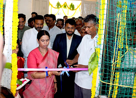 ಬೆಳಗಾವಿ ಶ್ರೀನಗರದಲ್ಲಿ ಶುಕ್ರವಾರ ಬಾಲಭವನದಲ್ಲಿ ಬಾಕ್ಸ್  ಕ್ರಿಕೆಟ್ ಮೈದಾನವನ್ನು ಸಚಿವರಾದ ಸತೀಶ ಜಾರಕಿಹೊಳಿ, ಲಕ್ಷ್ಮೀ ಹೆಬ್ಬಾಳ್ಕರ್ ಉದ್ಘಾಟಿಸಿದರು
