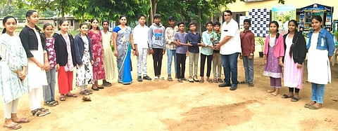 ಬನ್ನೂರಿನ ರೋಟರಿ ಶಾಲೆಯಲ್ಲಿ ವಿಶ್ವ ಪರಿಸರ ದಿನಾಚರಣೆ ಅಂಗವಾಗಿ ಪರಿಸರ ಜಾಗೃತಿ ವೇದಿಕೆ ಅಧ್ಯಕ್ಷ ಡಾ.ಮಹೇಂದ್ರಸಿಂಗ್ ಕಾಳಪ್ಪ ಪ್ರತಿ ವಿದ್ಯಾರ್ಥಿಗಳಿಗೆ ಸಸಿ ವಿತರಣೆ ಮಾಡಿದರು. ರೋಟರಿ ಶಾಲಾ ಮುಖ್ಯ ಶಿಕ್ಷಕಿ ರಾಧ, ನಂಜುಂಡಸ್ವಾಮಿ ಸೇರಿದಂತೆ ಹಲವರು ಉಪಸ್ಥಿತರಿದ್ದರು.