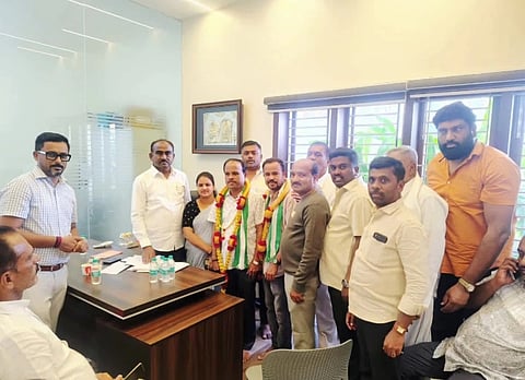 ರೈತಸೇವಾ ಸಹಕಾರ ಸಂದ ಚುನಾವಣೆ ಹಿನ್ನೆಲೆಯಲ್ಲಿ ಮೈತ್ರಿ ಅಭ್ಯರ್ಥಿಗಳು ನಾಮ ಪತ್ರಸಲ್ಲಿಕೆ ಮಾಡಿದರು.
