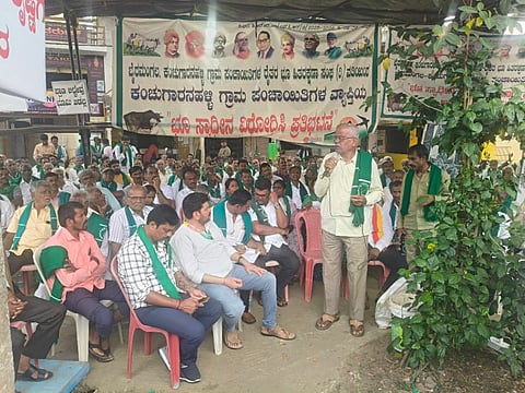 ಬೈರಮಂಗಲ ಶ್ರೀರಾಮ ದೇಗುಲ ಬಳಿ ರೈತರು ಕೈಗೊಂಡಿರುವ ಧರಣಿಗೆ ಬೆಂಬಲಿಸಿ ರಾಜ್ಯ ರೈತ ಸಂದ ಉಪಾಧ್ಯ ಮಲ್ಲಯ್ಯ ಮಾತನಾಡಿದರು. ಸಂಚಾಲಕ ಚೀಲೂರು ಮುನಿರಾಜು, ಜಯಕರ್ನಾಟಕ ಸಂಟನೆ ಸಲಹೆಗಾರ ಕುಮಾರಸ್ವಾಮಿ, ಮಾಗಡಿ ತಾಲೂಕು ರೈತ ಸಂದ ಅಧ್ಯ ಹೊಸಪಾಳ್ಯ ಲೋಕೇಶ್​, ನಾಗವಾರ ಶಂಭೂಗೌಡ, ರೈತ ಹೋರಾಟ ಹಿತರಣಾ ಸಂದ ಅಧ್ಯ ರಾಮಯ್ಯ ಇದ್ದರು.
