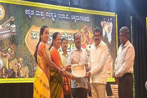 ಚಿಕ್ಕಮಗಳೂರಿನ ಕುವೆಂಪು ಕಲಾಮಂದಿರದಲ್ಲಿ ಕನ್ನಡ ಮತ್ತು ಸಂಸ್ಕೃತಿ ಇಲಾಖೆಯಿಂದ ಆಯೋಜಿಸಲಾಗಿದ್ದ ಸಾಂಸ್ಕೃತಿಕ ಸೌರಭ ಕಾರ್ಯಕ್ರಮದ ಗಮಕ ಕಥಾ ಕೀರ್ತನದಲ್ಲಿ ವಾಚನ ಮಾಡಿದ ಸುಮಾ ಪ್ರಸಾದ್, ವ್ಯಾಖ್ಯಾನ ಮಾಡಿದ ಅರುಣ ವೆಂಕಟೇಶ್ ಅವರಿಗೆ ಶಾಸಕ ಎಚ್.ಡಿ.ತಮ್ಮಯ್ಯ ಪ್ರಶಂಸನಾ ಪತ್ರ ವಿತರಿಸಿದರು