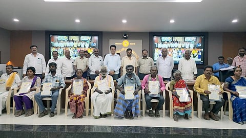 ಚಿಂತಾಮಣಿ ತಾಪಂ ಸಭಾಂಗಣದಲ್ಲಿ ಸಚಿವ ಡಾ.ಎಂ.ಸಿ.ಸುಧಾಕರ್​ ಕಂದಾಯ ಇಲಾಖೆಯಿಂದ 94 ಸಿ ಹಕ್ಕುಪತ್ರ ವಿತರಿಸಿದರು. ತಹಸೀಲ್ದಾರ್​ ಸುದರ್ಶನ್​ ಯಾದವ್​, ತಾಪಂ ಇಒ ಎಸ್​.ಆನಂದ್​, ಕೃಷಿಕ ಸಮಾಜದ ಜಯರಾಮರೆಡ್ಡಿ, ದರಖಾಸ್ತು ಸಮಿತಿ ಅಧ್ಯಕ್ಷ ಚೌಡಪ್ಪ, ಕುರುಟಹಳ್ಳಿ ಕೃಷ್ಣಮೂರ್ತಿ, ಎಜಾಜ್​, ಬುಕ್ಕನಹಳ್ಳಿ ಶಿವಣ್ಣ, ಮಸಲಹಳ್ಳಿ ಶಿವಾರೆಡ್ಡಿ ಇದ್ದರು.