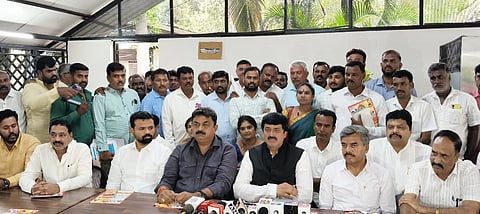 ಗಂಗೋತ್ಸವ ಪ್ರಯುಕ್ತ ಚನ್ನಪಟ್ಟಣ ತಾಲೂಕು ಮತ್ತೀಕೆರೆ ಬಳಿಯ ಖಾಸಗಿ ಹೋಟೆಲ್​ನಲ್ಲಿ ಹಮ್ಮಿಕೊಂಡಿದ್ದ ಸುದ್ದಿಗೋಷ್ಠಿಯಲ್ಲಿ ಶಾಸಕ ಸಿ.ಪಿ.ಯೋಗೇಶ್ವರ್​, ನಗರ ಯೋಜನಾ ಪ್ರಾಧಿಕಾರದ ಅಧ್ಯ ಎಸ್​.ಆರ್​.ಪ್ರಮೋದ್​, ಹಾಪ್​ಕಾಮ್ಸ್​ ಅಧ್ಯ ಶಿವಮಾದು, ಕಾಂಗ್ರೆಸ್​ ನಗರ ಟಕದ ಸುನೀಲ್​, ಯುವ ಕಾಂಗ್ರೆಸ್​ ಜಿಲ್ಲಾಧ್ಯ ಚಂದ್ರಸಾಗರ್​ ಇತರರಿದ್ದರು.