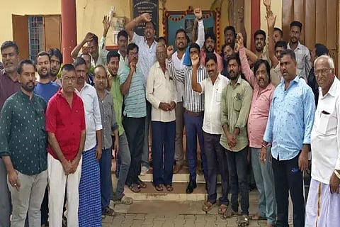 ಆಸ್ತಿಗಳಿಗೆ ಇ-ಸ್ವತ್ತು ದಾಖಲೆ ನೀಡಲು ಅಧಿಕಾರಿಗಳು ವಿಳಂಬ ಮಾಡುತ್ತಿದ್ದಾರೆ ಎಂದು ಆರೋಪಿಸಿ ಹೊಳೆಹೊನ್ನೂರು ನಿವಾಸಿಗಳು ಪಪಂ ಕಚೇರಿ ಎದುರು ಪ್ರತಿಭಟನೆ ನಡೆಸಿದರು. ಆರ್.ಉಮೇಶ್, ಎಚ್.ಕೆ.ಶ್ರೀನಿವಾಸ್, ಕೆ.ವಿ.ಶಿವಕುಮಾರ್, ದ್ಯಾಮಪ್ಪ, ಬಿ.ಸಂದೇಶ್ ಇತರರಿದ್ದರು.