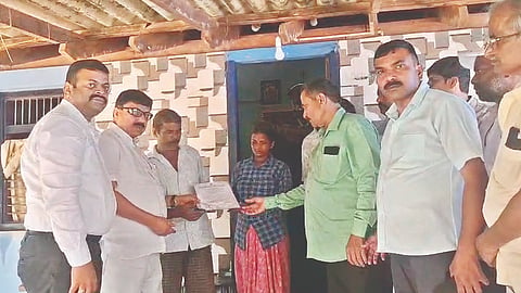 ಹೊಸೂರು ಗ್ರಾಪಂನ ಬಂಟೋಡಿಯಲ್ಲಿ ಮೃತ ಯುವಕ ಪೂರ್ಣೇಶ್ ಕುಟುಂಬಕ್ಕೆ ಶಾಸಕ ಆರಗ ಜ್ಞಾನೇಂದ್ರ 5 ಲಕ್ಷ ರೂ. ಪರಿಹಾರದ ಚೆಕ್ ವಿತರಿಸಿದರು. ಭರತರಾಜ್, ಗಣಪತಿ, ಸತ್ಯನಾರಾಯಣ ಭಟ್, ಬಸವರಾಜ ಹೊದಲ ಇತರರಿದ್ದರು.