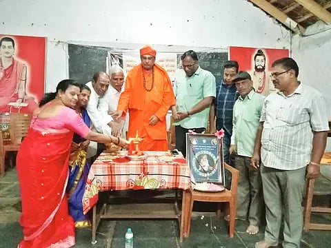 ಕಡೂರಿನ ಯಳನಡು ಮಠದಲ್ಲಿ ಶರಣರ ಬೆಳದಿಂಗಳು ಕಾರ್ಯಕ್ರಮವನ್ನು ಎಂ.ರಂಗಪ್ಪ ಉದ್ಘಾಟಿಸಿದರು. ಯಳನಡು ಶ್ರೀಗಳು, ಹೊಸೂರು ಪುಟ್ಟರಾಜು, ವಿರೂಪಾಕ್ಷಪ್ಪ ಮತ್ತಿತರರಿದ್ದರು.