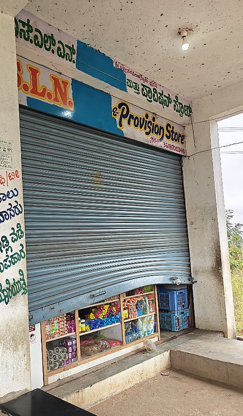 ಮಾಗಡಿ ತಾಲೂಕಿನ ಕಾಳಾರಿ ಗೇಟ್​ ಬಳಿಯ ಪ್ರಾವಿಜನ್​ ಸ್ಟೋರ್​ ಹಾಗೂ ಪಶು ಆಹಾರ ಅಂಗಡಿ ಬಾಗಿಲು ಮುರಿದಿರುವುದು.