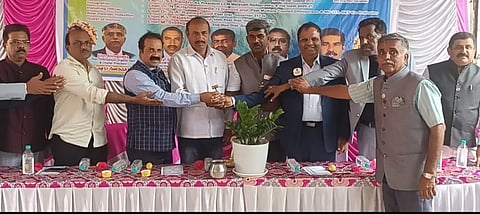  ಮಳವಳ್ಳಿ ಸಮೀಪದ ಮೂಗನಕೊಪ್ಪಲು ಬಳಿ ಮಂಗಳವಾರ ಆಯೋಜಿಸಿದ್ದ ಲಯನ್ಸ್ ಕ್ಲಬ್ ಆಫ್ ಮಳವಳ್ಳಿ ನಾಡಪ್ರಭು ಸಂಸ್ಥೆಯ 2026 - 27ನೇ ಸಾಲಿನ ನೂತನ ಪದಾಧಿಕಾರಿಗಳ ಪದಗ್ರಹಣ ಸಮಾರಂಭವನ್ನು ಡಾ.ಎನ್. ಕೃಷ್ಣೇಗೌಡ ಉದ್ಘಾಟಿಸಿದರು. ಡಾ.ಜಿ.ಎ.ರಮೇಶ್, ಟಿ.ಎಸ್. ಚಂದ್ರು, ಈರೇಶ್, ಎನ್.ರವಿ, ಗಿರೀಶ್, ರಾಜೇಶ್ ಗೌಡ, ಅಣ್ಣೇಗೌಡ, ಮಹೇಶ್, ಶಂಭುಲಿಂಗ ಸ್ವಾಮಿ, ರಘು, ಮಲ್ಲಿಕಾರ್ಜುಯ್ಯ, ಕೆ. ಚಂದ್ರು, ಎನ್.ನಂದೀಶ್, ಎಂ.ಸಿದ್ದೇಗೌಡ ಇತರರು ಇದ್ದರು. 