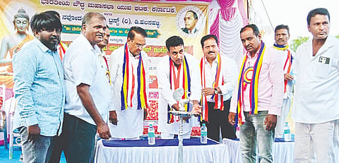 ಮಳವಳ್ಳಿ ತಾಲೂಕಿನ ಬಾಚನಹಳ್ಳಿ ಸಮೀಪದ ಬುದ್ಧ ವಿಹಾರದಲ್ಲಿ ಸೋಮವಾರ ಹಮ್ಮಿಕೊಂಡಿದ್ದ ಬುದ್ಧ ಪೂರ್ಣಿಮೆ ಮತ್ತು ಅಂಬೇಡ್ಕರ್ ಜಯಂತಿ ಆಚರಣೆ ಕಾರ್ಯಕ್ರಮವನ್ನು ಭಾರತೀಯ ಬೌದ್ಧ ಮಹಾಸಭಾ ಯುವ ಘಟಕದ ರಾಜ್ಯಾಧ್ಯಕ್ಷ ದರ್ಶನ್ ಬಿ.ಸೋಮಶೇಖರ್ ಉದ್ಘಾಟಿಸಿದರು. ಮಾಜಿ ಸಚಿವ ಬಿ.ಸೋಮಶೇಖರ್, ಮನೋರಕ್ಕಿತ ಬಂತೇಜಿ, ಜಯರಾಜು, ರಂಗಸ್ವಾಮಿ, ನಟರಾಜು, ಸಂದೇಶ್ ಇದ್ದರು.