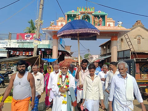ಮಳವಳ್ಳಿ ತಾಲೂಕಿನ ಬಿ.ಜಿ.ಪುರ ಮಂಟೇಸ್ವಾಮಿ ಮಠದ ಪೀಠಾಧಿಕಾರಿ ಶ್ರೀಜ್ಞ್ಞಾನಾನಂದ ಚನ್ನರಾಜೇ ಅರಸು ಅವರು ಐದನೇ ಫಲಾರದಯ್ಯನ ಕೊನೆ ಪಂಕ್ತಿ ಸೇವೆಯ ಅಂಗವಾಗಿ ಶುಕ್ರವಾರ ಮೆರವಣಿಗೆ ಮೂಲಕ ದೊಡ್ಡಮ್ಮತಾಯಿ ಗದ್ದುಗೆ ಪೂಜೆಗೆ ತೆರಳುತ್ತಿರುವುದು.