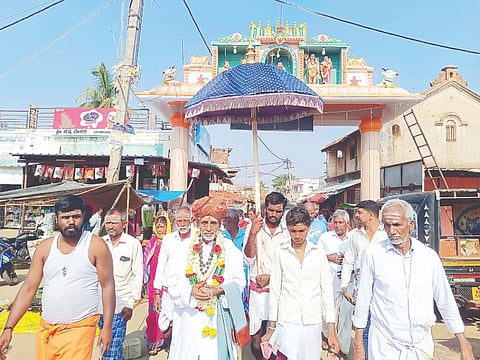 ಮಳವಳ್ಳಿ ತಾಲೂಕಿನ ಬಿ.ಜಿ.ಪುರ ಮಂಟೇಸ್ವಾಮಿ ಮಠದ ಪೀಠಾಧಿಕಾರಿ ಶ್ರೀಜ್ಞ್ಞಾನಾನಂದ ಚನ್ನರಾಜೇ ಅರಸು ಅವರು ಐದನೇ ಫಲಾರದಯ್ಯನ ಕೊನೆ ಪಂಕ್ತಿ ಸೇವೆಯ ಅಂಗವಾಗಿ ಶುಕ್ರವಾರ ಮೆರವಣಿಗೆ ಮೂಲಕ ದೊಡ್ಡಮ್ಮತಾಯಿ ಗದ್ದುಗೆ ಪೂಜೆಗೆ ತೆರಳುತ್ತಿರುವುದು.