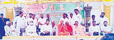 ಮಳವಳ್ಳಿ ತಾಲೂಕಿನ ಅಮೃತೇಶ್ವರನಹಳ್ಳಿ ಕಾಲನಿ ಗ್ರಾಮದಲ್ಲಿ ಸೋಮವಾರ ಹಮ್ಮಿಕೊಂಡಿದ್ದ ಧಾರ್ಮಿಕ ಕಾರ್ಯಕ್ರಮದಲ್ಲಿ  ಶ್ರೀ ನಿರ್ಮಲಾನಂದನಾಥ ಸ್ವಾಮೀಜಿ ಮಾತನಾಡಿದರು. ಮಾಜಿ ಶಾಸಕ ಡಾ.ಕೆ.ಅನ್ನದಾನಿ, ಷಡಕ್ಷರ ಸ್ವಾಮೀಜಿ, ಹನುಮಂತು, ನಂದಕುಮಾರ್, ಶ್ರೀಧರ, ಮಧು ಇದ್ದರು.