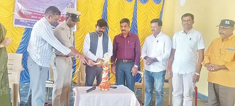 ಪಂಚನಹಳ್ಳಿಯಲ್ಲಿ ಸೈಬರ್ ಭದ್ರತೆ ಕುರಿತು ಮಕ್ಕಳಿಗೆ ಅರಿವು ಕಾರ್ಯಕ್ರಮವನ್ನು ಮಹಾಂತೇಶ್ ಭಜಂತ್ರಿ ಉದ್ಘಾಟಿಸಿದರು. ಶಾಹಿದ್ ಅಫ್ರಿದಿ, ಪಿ.ಆರ್.ಸಂತೋಷ್, ರಂಗನಾಥ್, ರಾಜೇಶ್, ವಿರೂಪಾಕ್ಷಪ್ಪ ಇದ್ದರು.