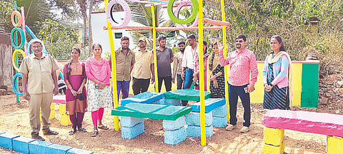 ಪಾಂಡವಪುರ ಪಟ್ಟಣದ ಪ್ರಮುಖ ಸ್ಥಳಗಳಲ್ಲಿ ಕಸ ಬಿಸಾಡುವುದನ್ನು ತಪ್ಪಿಸಲು ಪುರಸಭೆ ವತಿಯಿಂದ ಆಯ್ದ ಸ್ಥಳಗಳನ್ನು ಹಾಟ್ ಸ್ಪಾಟ್‌ಗಳನ್ನಾಗಿ ಪರಿವರ್ತಿಸಿರುವುದು. ಪುರಸಭೆ ಮುಖ್ಯಾಧಿಕಾರಿ ಸತೀಶ್ ಕುಮಾರ್, ಯಶಸ್ವಿನಿ ಇತರರು ಇದ್ದಾರೆ.