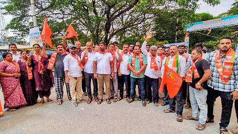 ಪಂಚ ರಾಜ್ಯಗಳ ವಿಧಾನಸಭಾ ಕ್ಷೇತ್ರಗಳಲ್ಲಿ ಬಿಜೆಪಿ ಭರ್ಜರಿ ಗೆಲುವು ಸಾಧಿಸಿದ ಹಿನ್ನೆಲೆಯಲ್ಲಿ ಸರ್ಜಾಪುರದ ನಾಲ್ವಡಿ ಕೃಷ್ಣರಾಜ ಒಡೆಯರ್​ ವೃತ್ತದಲ್ಲಿ ಬಿಜೆಪಿ ಮುಖಂಡರು ಮತ್ತು ಕಾರ್ಯಕರ್ತರು ಸಿಹಿ ಹಂಚಿ ಸಂಭ್ರಮಿಸಿದರು. ಬಿಜೆಪಿ ಬೆಂಗಳೂರು ದಕ್ಷಿಣ ಜಿಲ್ಲಾ ಕಾರ್ಯದರ್ಶಿ ಸೋಂಪುರ ಪುನಿತ್​ ರೆಡ್ಡಿ, ಆನೇಕಲ್​ ತಾಲೂಕು ಬಿಜೆಪಿ ಉಪಾಧ್ಯಕ್ಷ ಯೋಗೇಶ್​ ರೆಡ್ಡಿ, ಮುಖಂಡರಾದ ಎಸ್​.ಆರ್​ ಗೋಪಾಲ ರೆಡ್ಡಿ, ಶ್ರೀಧರ್​, ಎಸ್​.ವಿ ಭರತ್​ ಗೌಡ, ಎಸ್​.ವೈ ಅನಿಲ್​ ರೆಡ್ಡಿ, ಜೆ.ಪಿ ಜಯಪ್ರಕಾಶ್​, ರಂಜೇಶ್​ ಇದ್ದರು. 