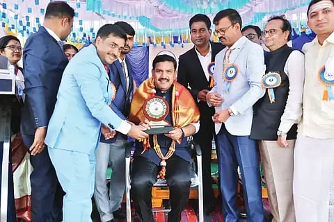 ಶಿಕಾರಿಪುರದಲ್ಲಿ ವಕೀಲರ ಸಂಘದಿಂದ ಶಾಸಕ ಬಿ.ವೈ.ವಿಜಯೇಂದ್ರ ಅವರನ್ನು ಸನ್ಮಾನಿಸಲಾಯಿತು. ಎಸ್.ಎಫ್.ಗೌತಮ್‌ಚಂದ್ ಜೈನ್, ಚಂದ್ರಕಾಂತ್ ಪಾಟೀಲ್, ಉಮೇಶ್ ಗೌಡ, ವಿನಯ್ ಬಾಬು ಇತರರಿದ್ದರು.