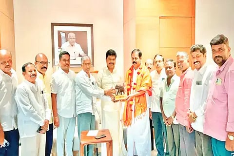 ಶ್ರೀಲಂಕಾದ ಜಾಫ್ನಾ ಸಂಸದ ಶ್ರೀಧರನ್ ಅವರನ್ನು ಶಿವಮೊಗ್ಗ ಲೋಕಸಭಾ ಸದಸ್ಯ ಬಿ.ವೈ.ರಾಘವೇಂದ್ರ ಸನ್ಮಾನಿಸಿದರು. ಕೆ.ಎಸ್.ಗುರುಮೂರ್ತಿ, ಕೊಳಗಿ ರೇವಣಪ್ಪ ಇತರರಿದ್ದರು.