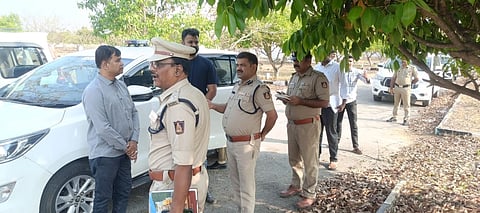 ವಿಜಯಪುರ ಹೋಬಳಿಯ ವೆಂಕಟಗಿರಿ ಕೋಟೆ ಬಳಿ ನಡೆದ ದರೋಡೆ  ಸ್ಥಳವನ್ನು  ಪೊಲೀಸ್​ ಅಧಿಕಾರಿಗಳು ಪರಿಶೀಲನೆ ನಡೆಸಿದರು.   
