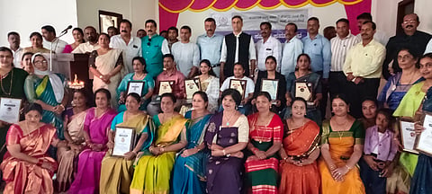 ವಿರಾಜಪೇಟೆ ತಾಲೂಕು ಸರ್ಕಾರಿ ನೌಕರರ ಸಂಘದ ಮಹಾಸಭೆ ಹಾಗೂ ಸನ್ಮಾನ ಸಮಾರಂಭ ನಡೆಯಿತು.  ಎ.ಎಸ್.ಪೊನ್ನಣ್ಣ, ಸುರೇಂದ್ರ, ದೇವರಾಜ್, ಲಲಿತಾ, ಇಂದ್ರಾವತಿ, ದಯಾನಂದ, ಜ್ಯೋತಿ ಇದ್ದರು.
