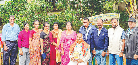 ಪಾಲಿಬೆಟ್ಟ ಸರ್ಕಾರಿ ಪದವಿ ಪೂರ್ವ ಕಾಲೇಜು ವತಿಯಿಂದ ಬಿ.ಡಿ. ಮುಕುಂದ ಅವರ ಗದ್ದೆ ಮನೆಯಲ್ಲಿ ಆಯೋಜಿಸಲಾಗಿದ್ದ ಕ್ರೀಡೋತ್ಸವದಲ್ಲಿ ಬಿ.ಡಿ.ಮುಕುಂದ ಅವರನ್ನು ಸನ್ಮಾನಿನಲಾಯಿತು.