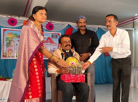 ವಿರಾಜಪೇಟೆಯ ಗುರುಕುಲಂ ಶಾಲೆಯ ವಾರ್ಷಿಕೋತ್ಸವ ಸಮಾರಂಭದಲ್ಲಿ ಜೀವನ ಜ್ಯೋತಿ ಸಂಸ್ಥೆಯ ಸ್ಥಾಪಕರಾದ ಅಜಯ್ ನಾರಾಯಣ ರಾವ್ ಅವರನ್ನು ಸನ್ಮಾನಿಸಲಾಯಿತು. ಅಕ್ಕಮ್ಮ ಧನುಕುಮಾರ್ , ಪ್ರವೀಣ್ ಉತ್ತಪ್ಪ  ಇತರರು ಇದ್ದರು.