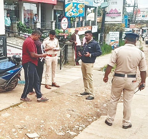 ನಗರದ ವಿವಿಧ ರಸ್ತೆಗಳಲ್ಲಿ ದ್ವಿಚಕ್ರ ವಾಹನಗಳನ್ನು ಸಂಚಾರ ನಿಯಮಗಳನ್ನು ಉಲ್ಲಂಘಿಸಿ ಮನಬಂದಂತೆ ನಿಲುಗಡೆ ಮಾಡಿದ ಸವಾರರಿಗೆ ದಂಡ ವಿದಿಸುತ್ತಿರುವ ಪೋಲೀಸ್ ಸಿಬ್ಬಂದಿ.
