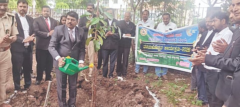 ಹುನಗುಂದ ನಗರದ ನ್ಯಾಯಾಲಯದಲ್ಲಿ ತಾಲೂಕು ಕಾನೂನು ಸೇವಾ ಸಮಿತಿ, ವಕೀಲ ಸಂಘ, ಅರಣ್ಯ ಇಲಾಖೆ ಸಹಯೋಗದಲ್ಲಿ ಹಮ್ಮಿಕೊಂಡಿದ್ದ ವನ ಮಹೋತ್ಸವ ಕಾರ್ಯಕ್ರಮವನ್ನು ನ್ಯಾಯಾಧೀಶ ಜಿ.ಎ.ಮೂಲಿಮನಿ ಉದ್ಘಾಟಿಸಿದರು. ನ್ಯಾಯಾಧೀಶ ಮಹಾಂತೇಶ ಮಠದ, ಉಪ ಅರಣ್ಯ ಅಧಿಕಾರಿ ಎಸ್.ಎನ್.ಕಂಬಿಮಠ, ಪದ್ಮಾವತಿ ಮಾದಿಗ ಇತರರಿದ್ದರು.