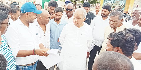ಕವಿತಾಳದ ಲಾಳೆಮಸಕ್ ದರ್ಗಾಕ್ಕೆ ಡಾಂಬರೀಕರಣ ಕಾಮಗಾರಿಗೆ ಸಂಬಂಧಿಸಿ ಅಧಿಕಾರಿ ರಾಘವೇಂದ್ರ ಅವರನ್ನು ಮಾಜಿ ಸಚಿವ ಎನ್.ಎಸ್. ಬೋಸರಾಜು, ಶಾಸಕ ಹಂಪಯ್ಯನಾಯಕ ತರಾಟೆಗೆ ತೆಗೆದುಕೊಂಡರು.