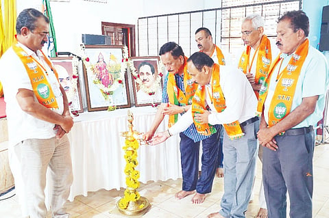  ಭಾರತೀಯ ಜನತಾ ಪಾರ್ಟಿಯ ವತಿಯಿಂದ ನಾಪೋಕ್ಲು ಕೊಡವ ಸಮಾಜದಲ್ಲಿ ಆಯೋಜಿಸಿದ್ದ ಮಡಿಕೇರಿ ಗ್ರಾಮಾಂತರ ಮಂಡಲ ಮಟ್ಟದ ಪಂಡಿತ್ ದೀನದಯಾಳ್ ಉಪಾಧ್ಯಾಯ ಪ್ರಶಿಕ್ಷಣ ಮಹಾ ಅಭಿಯಾನ ಕಾರ್ಯಕ್ರಮವನ್ನು ಮಾಜಿ ಶಾಸಕ ಕೆ.ಜಿ.ಬೋಪಯ್ಯ ಉದ್ಘಾಟಿಸಿದರು. ಬಿಜೆಪಿ ಜಿಲ್ಲಾಧ್ಯಕ್ಷ ರವಿ ಕಾಳಪ್ಪ, ಬಿಜೆಪಿ ತಾಲೂಕು ಅಧ್ಯಕ್ಷ ನಾಗೇಶ್ ಕುಂದಲ್ಪಾಡಿ ಎ.ಕೆ.ಮನು ಮುತ್ತಪ್ಪ ಇದ್ದರು.