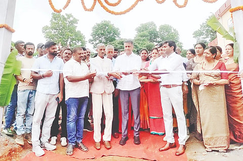 ನಾಪೋಕ್ಲು ಸರಕಾರಿ ಪ್ರಥಮ ದರ್ಜೆ ಕಾಲೇಜಿನ ಆವರಣದಲ್ಲಿ ಕುಡಿಯೋಳಂಡ ಕುಟುಂಬಸ್ಥರು ಕುಂಡಿಯೊಳಂದ ಕಪ್ ಹಾಕಿ ಉತ್ಸವದ ಗಿನ್ನೆಸ್ ಬುಕ್ ಆಫ್ ರೆಕಾರ್ಡ್ ದಾಖಲೆಯ ಸವಿನೆನಪಿಗಾಗಿ ನಿರ್ಮಿಸಿರುವ ಕ್ರೀಡಾಂಗಣವನ್ನು ಮುಖ್ಯಮಂತ್ರಿಗಳ ಕಾನೂನು ಸಲಹೆಗಾರ, ಶಾಸಕ ಹಾಗೂ ಕಾಲೇಜು ಅಭಿವೃದ್ಧಿ ಸಮಿತಿ ಅಧ್ಯಕ್ಷ ಎ.ಎಸ್ ಪೊನ್ನಣ್ಣ ಲೋಕಾರ್ಪಣೆ ಮಾಡಿದದರು.