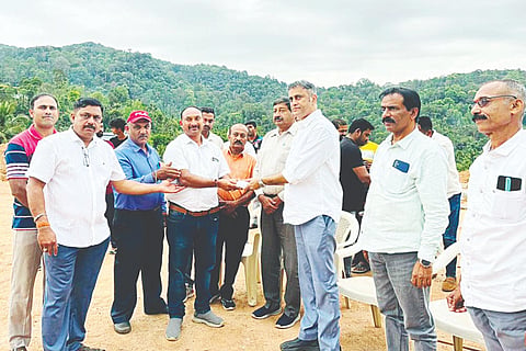 ನಾಪೋಕ್ಲು ಸಮೀಪದ ಮದೆ ಅವಂದೂರು ಶ್ರೀ ಕೃಷ್ಣ ದೇವಾಲಯದ ಮರು ನಿರ್ಮಾಣಕ್ಕೆ  ಶಾಸಕ ಎ. ಎಸ್. ಪೊನ್ನಣ್ಣ ವಯಕ್ತಿಕ ದೇಣಿಗೆಯಾಗಿ ಒಂದು ಲಕ್ಷ ರೂ. ಮೊತ್ತದ ಚೆಕ್ ನೀಡಿದರು. ದೇವಾಲಯದ ಜೀರ್ಣೋದ್ಧಾರ ಸಮಿತಿ ಅಧ್ಯಕ್ಷ ಬೆಳ್ಳಿನ ಚಂದ್ರ ಪ್ರಕಾಶ್, ಕಾರ್ಯದರ್ಶಿ ಪಟ್ಟದ ಸುಗುಣ ಕುಮಾರ್ ಇತರರು ಇದ್ದರು. 