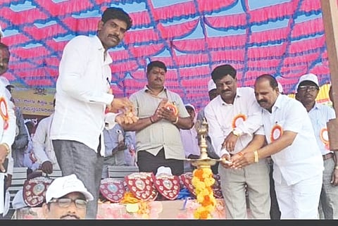 ಅರ್ಜನಾಳ ಗ್ರಾಮದ ಸರ್ಕಾರಿ ಪ್ರೌಢ ಶಾಲೆಯಲ್ಲಿ 2026-27ನೇ ಸಾಲಿನ ಚಡಚಣ ಶೈಕ್ಷಣಿಕ ವಲಯದ ಮತ್ತು ಲೋಣಿ (ಬಿ.ಕೆ) ವಲಯ ಮಟ್ಟದ ಪ್ರೌಢ ಶಾಲೆಗಳ ಕ್ರೀಡಾಕೂಟವನ್ನು ಗಣ್ಯರು ಉದ್ಘಾಟಿಸಿದರು. ಸಣ್ಣಪ್ಪ ತಳವಾರ, ಎಚ್. ನಾಗೇಂದ್ರಪ್ಪ, ಸಿನಖೇಡ, ರತ್ನಾಕರ ತಳವಾರ, ಸುರೇಶ ನಾಯಕ ಇತರರಿದ್ದರು.