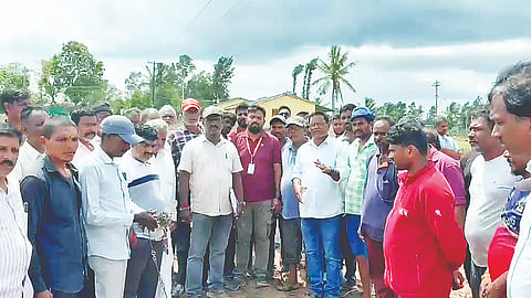 ಬೈಲುಕುಪ್ಪೆ ಗ್ರಾಪಂ ವ್ಯಾಪ್ತಿಯ ದೊಡ್ಡ ಹರವೆ ಗ್ರಾಮಕ್ಕೆ ಗುರುವಾರ ಭೇಟಿ ನೀಡಿದ ಉಪ ತಹಸೀಲ್ದಾರ್ ಮಹೇಶ್, ಕಂದಾಯ ಇಲಾಖೆ ಭೂಮಾಪನ ಅಧಿಕಾರಿಗಳು ಹಾಗೂ ಪೊಲೀಸರು 30 ಕುಂಟೆ ಜಾಗವನ್ನು ಸಾರ್ವಜನಿಕರ ಸ್ಮಶಾನ ಎಂದು ಗುರುತಿಸಿದರು. ನಾರಾಯಣಸ್ವಾಮಿ, ಆನಂದ್, ನವೀನ್ ರಾವ್, ಮಹೇಶ್, ನಾರಾಯಣಸ್ವಾಮಿ ಇದ್ದರು