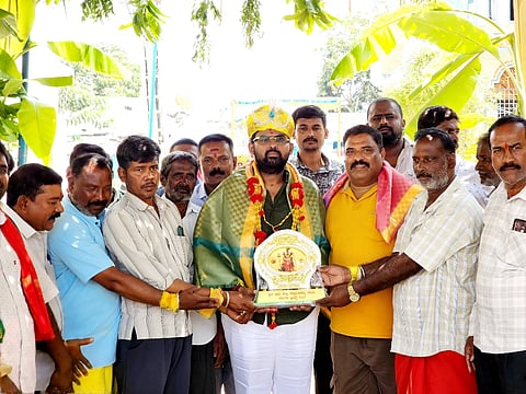 ಶ್ರೀರಂಗಪಟ್ಟಣ ಗಾಂಧಿನಗರ ಬಡಾವಣೆಯಲ್ಲಿ ಶುಕ್ರವಾರ ಶ್ರೀ ಆದಿಶಕ್ತಿ ಪಟ್ಟಲದಮ್ಮ ಗ್ರಾಮ ದೇವತೆ ಹಬ್ಬದ ನಿಮಿತ್ತ ಪಟ್ಟಲದಮ್ಮ ದೇವಿಗೆ ಪೂಜೆ ಸಲ್ಲಿಸಿದ ಬಿಜೆಪಿ ಮುಖಂಡ ಇಂಡುವಾಳು ಸಚ್ಚಿದಾನಂದ ಅವರನ್ನು ಸ್ಥಳೀಯ ಮುಖಂಡರು ಅಭಿನಂದಿಸಿದರು. 