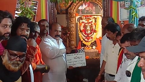 ಇಡ್ತಲೆ ಗ್ರಾಮದ ಶ್ರೀ ಮಹದೇಶ್ವರ ದೇವಸ್ಥಾನದಲ್ಲಿ ಮಜ್ಜನ ಚಿತ್ರ ತಂಡದ ಮೋಹರ್ತಕ್ಕೆ ಗಣ್ಯರು ಕ್ಯಾಪ್ ಮಾಡಿದರು. ಪ್ರಮೋದ್. ಈಶ್ವರ್ ಸುರೇಶ್. ರವಿಕುಮಾರ್ ಕಪ್ಪಸೋಗೆ .  
