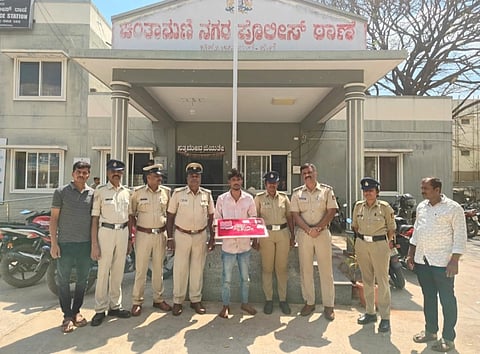 ವಶಪಡಿಸಿಕೊಳ್ಳಲಾದ ಮಾಲು ಹಾಗೂ ಕಳ್ಳನೊಂದಿಗೆ ಪೊಲೀಸರು. 