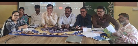 ವಿದ್ಯಾರ್ಥಿಗಳಿಗೆ ಆನ್ ಲೈನ್ ಸಂವಾದದಲ್ಲಿ ಮಾರ್ಗದರ್ಶನ ನೀಡುತ್ತಿರುವ ನುರಿತ ಶಿಕ್ಷಕರು