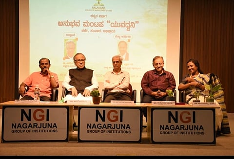 ಚಿಕ್ಕಬಳ್ಳಾಪುರ ತಾಲೂಕಿನ ಬೀಡಗಾನಹಳ್ಳಿ ಸಮೀಪದ ನಾಗಾರ್ಜುನ ಇಂಜಿನಿಯರಿಂಗ್ ಕಾಲೇಜಿನಲ್ಲಿ ಕೈಗೊಂಡಿದ್ದ ಅನುಭವ ಮಂಟಪ ಯುವ ಧ್ವನಿ ವೇದಿಕೆ ಲಾಂಭನ ಬಿಡುಗಡೆ ಕಾರ್ಯಕ್ರಮ.