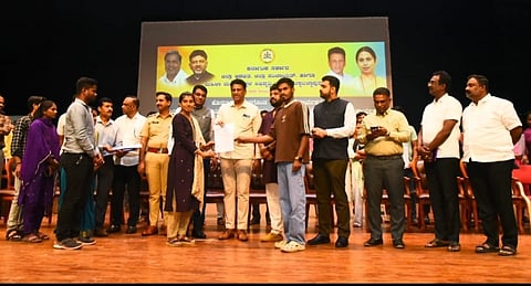 ಅಂಗನಾಡಿ ಕಾರ್ಯಕರ್ತೆಯರಿಗೆ ನೇಮಕಾತಿ ಆದೇಶ ಪತ್ರವನ್ನು ಉನ್ನತ ಶಿಕ್ಷಣ ಸಚಿವ ಡಾ ಎಂ.ಸಿ.ಸುಧಾಕರ್ ನೀಡಿದರು.