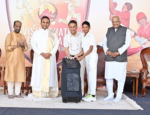 ಕ್ರೀಡಾಪಟುಗಳಿಗೆ ಸುನೀಲ್ ಗವಾಸ್ಕರ್ ಕ್ರೀಡಾಕಿಟ್ ವಿತರಿಸಿದರು.