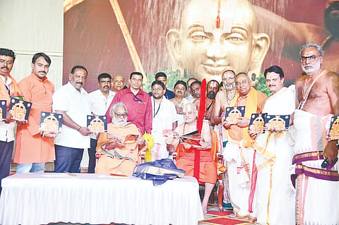  ದ್ವಾದಶ (12) ಗರುಡೋತ್ಸವ ಧಾರ್ಮಿಕ ಸಮಾರಂಭದಲ್ಲಿ ಮೇಲುಕೋಟೆಯ ಶ್ರೀ ಯದುಗಿರಿ ಯತಿರಾಜ ನಾರಾಯಣ ರಾಮಾನುಜ ಜೀಯರ್ ಇತರರು ಭಾಗವಹಿಸಿದ್ದರು.