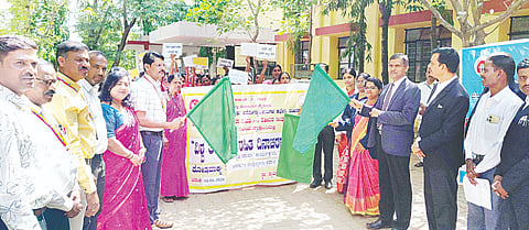 ವಿಶ್ವ ತಂಬಾಕು ನಿಷೇಧ ದಿನದ ಅಂಗವಾಗಿ ನಂಜನಗೂಡಿನಲ್ಲಿ ಇತ್ತೀಚೆಗೆ ಆಯೋಜಿಸಿದ್ದ ಜಾಗೃತಿ ಜಾಥಾಕ್ಕೆ ಹಿರಿಯ ಸಿವಿಲ್ ನ್ಯಾಯಾಧೀಶ ಡಿ.ಕಮಲಾಕ್ಷ ಹಸಿರು ನಿಶಾನೆ ತೋರುವ ಮೂಲಕ ಚಾಲನೆ ನೀಡಿದರು. ಶ್ರುತಿಶ್ರೀ, ಎ.ಎಂ.ಸರಿತಾಕುಮಾರಿ, ಕೃತಿಕಾ ಪವಾರ್, ಮಹದೇವಸ್ವಾಮಿ, ಎಂ.ಕೆ.ಬಸವಣ್ಣ, ಕೆಂಪರಾಜು, ಚಿನ್ನಸ್ವಾಮಿ ಇತರರಿದ್ದರು.