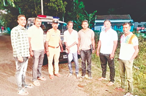 ಬಂಧಿತ ಆರೋಪಿಯೊಂದಿಗೆ ಬೈಲುಕುಪ್ಪೆ ಪೊಲೀಸ್ ಠಾಣೆಯ ರವಿ, ಮುದ್ದುರಾಜ್, ಪ್ರಸನ್ನ ರವಿಕುಮಾರ್, ಜಾವಿದ್ ಇದ್ದರು.
